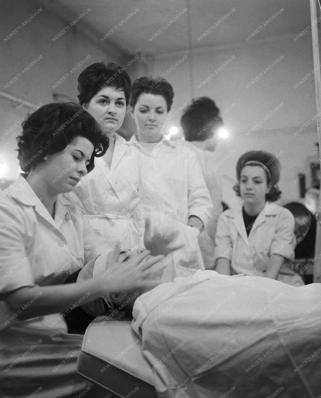 Oktatás - Kozmetikusképzés