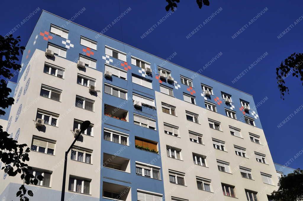 Városkép - Településfejlesztés - Felújított panelház Óbudán