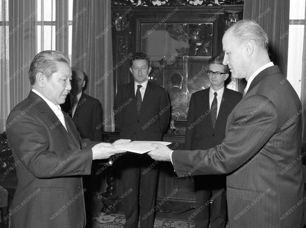 Diplomácia - Bambajrin Dügerszüren átadta megbízólevelét
