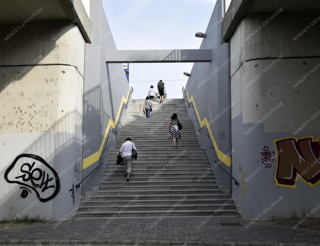 Közlekedés - Budapest - Lépcsőfeljáró az Infoparknál