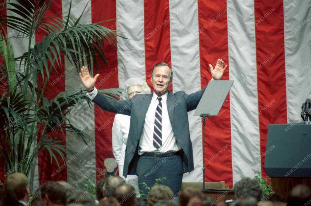 George Bush a Marx Károly Közgazdaságtudományi Egyetemen