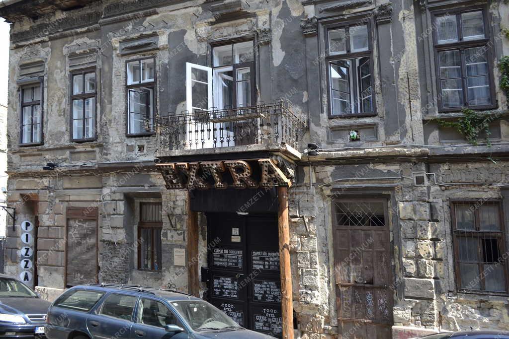 Vendéglátás - Budapest - Az EXTRA nevű romkocsma