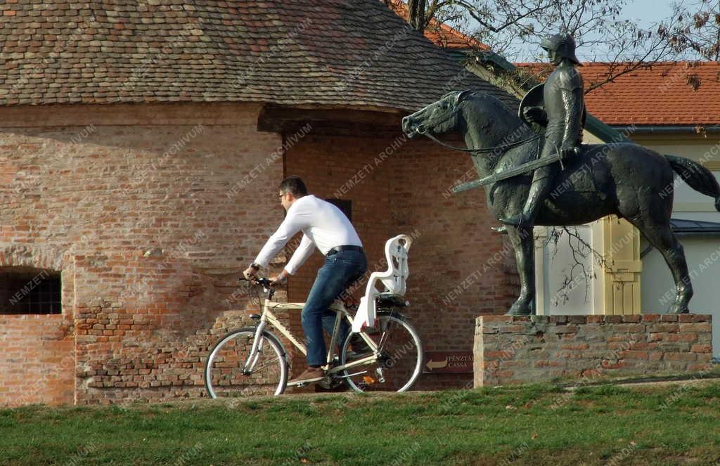 Műalkotás - Gyula - Végvári vitéz szobra a gyulai várnál