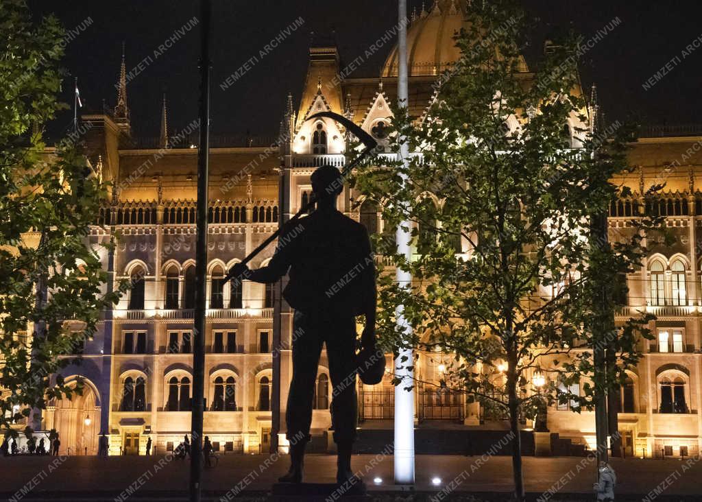Városkép - Budapest - A Parlament esti kivilágításban