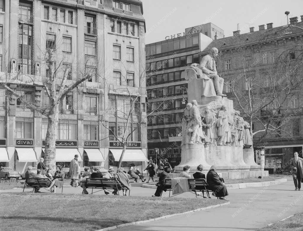 Városkép - Budapest - Vörösmarty tér