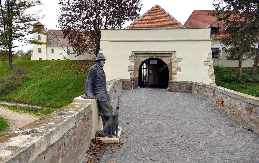 Kultúra - Mosonmagyaróvár - Fekete István író szobra