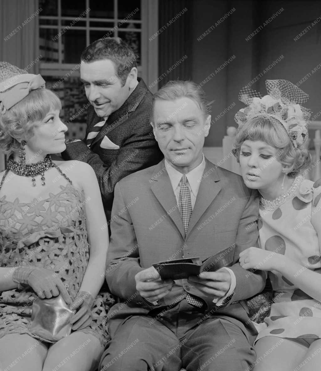 A Pesti Színház január 6-án mutatja be Neil Simon: „Furcsa pár” c. vígjátékát. Rendező: Várkonyi Zoltán.