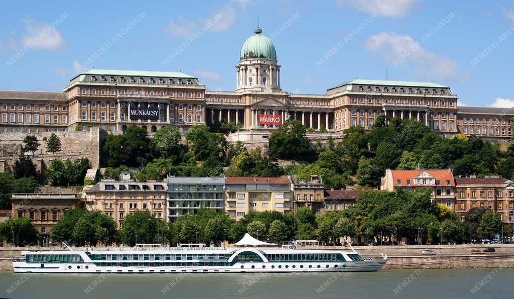 Budapest -  Budavári Palota - Hajó a Dunán