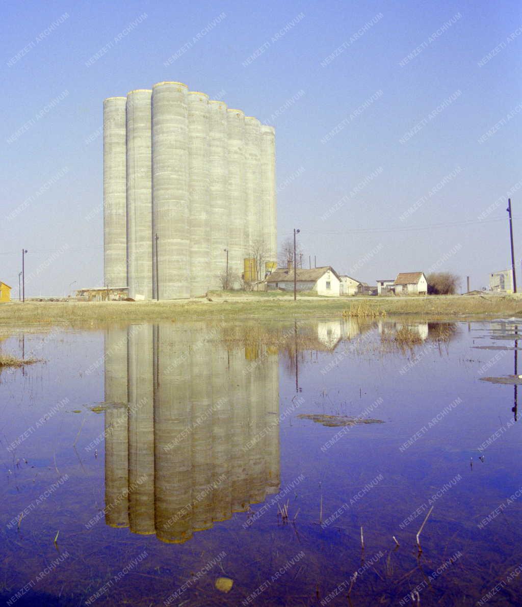 Ipar - Életkép - Gabonatároló a város szélén