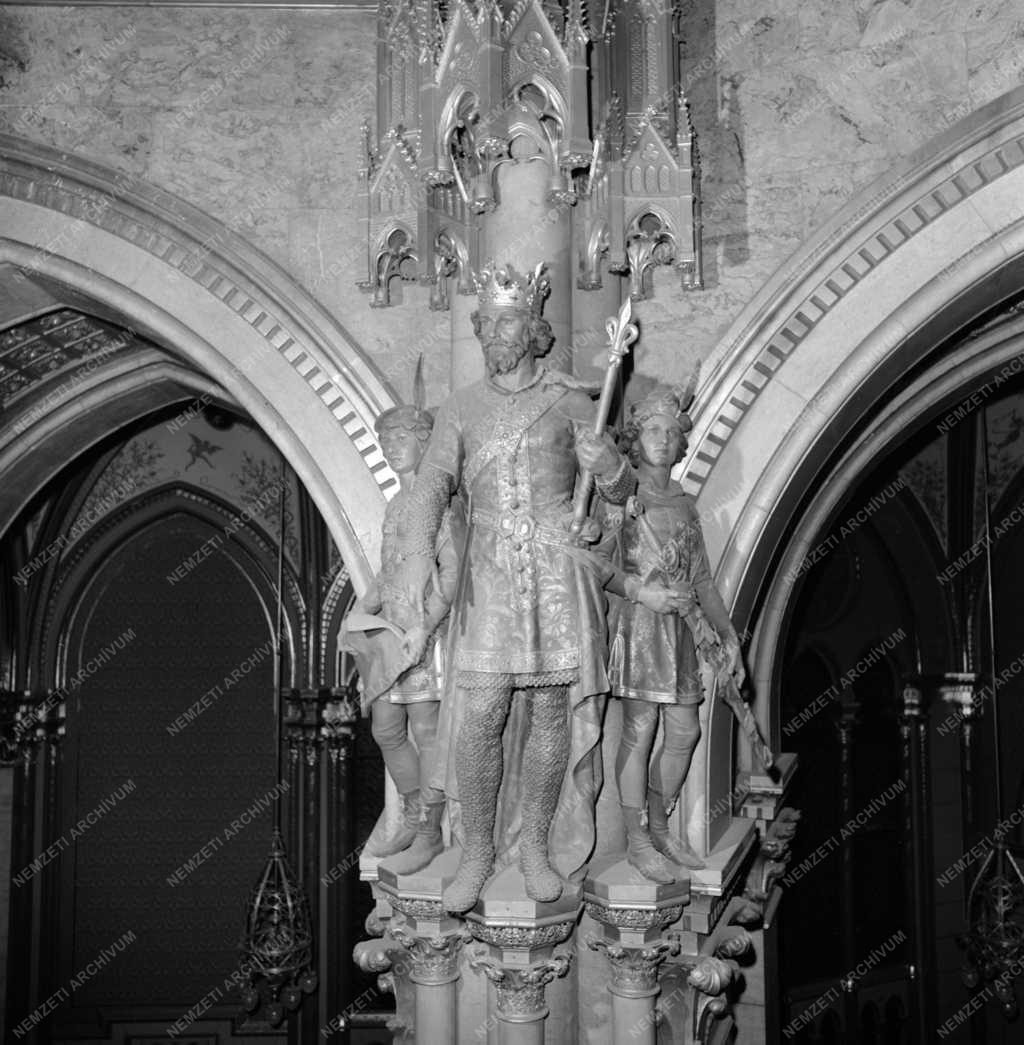 Építészet - Országház - Királyszobrok