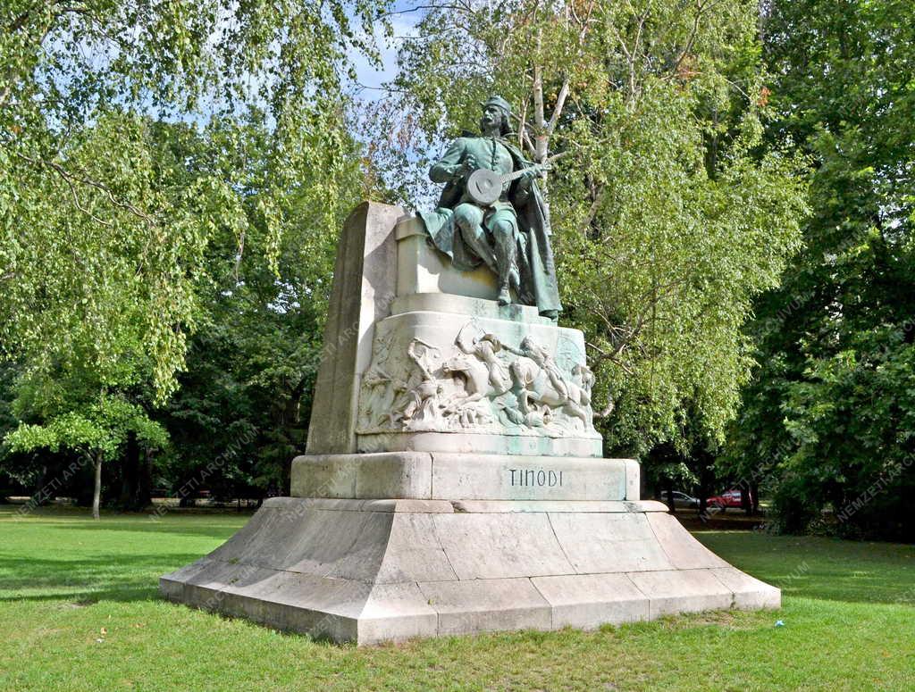Népliget - Köztéri szobor