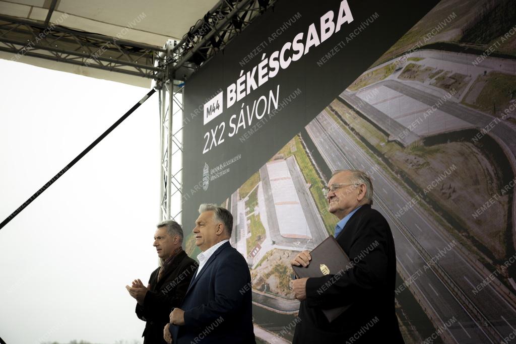 Az M44 gyorsforgalmi út M5-ös autópálya és Szentkirály közötti szakaszának átadása