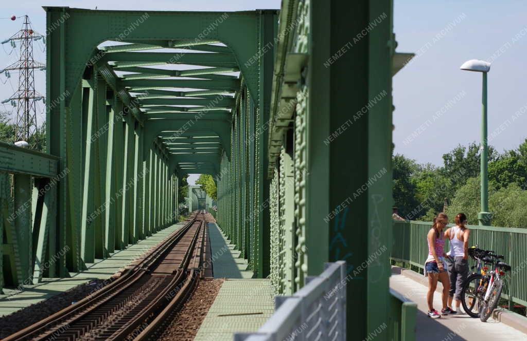 Egészségmegőrzés - Budapest -  Kerékpárosok a hídon