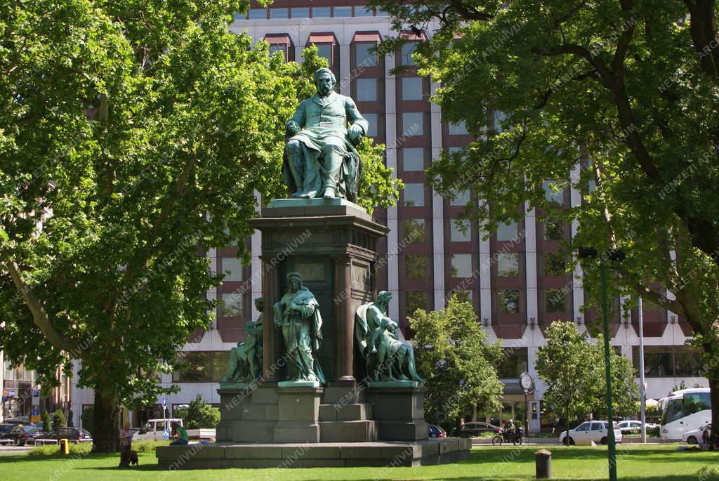 Budapest - Városkép - Köztéri szobor 