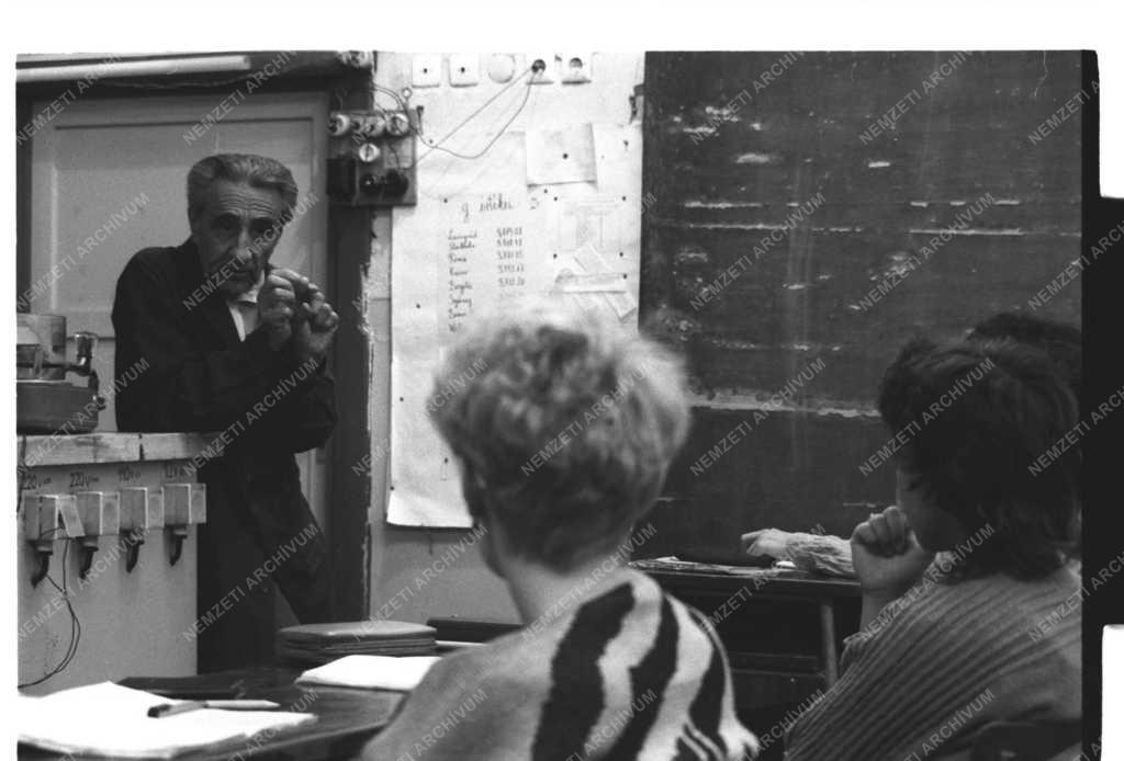 Oktatás - Dr. Vermes Miklós Kossuth-díjas tanár