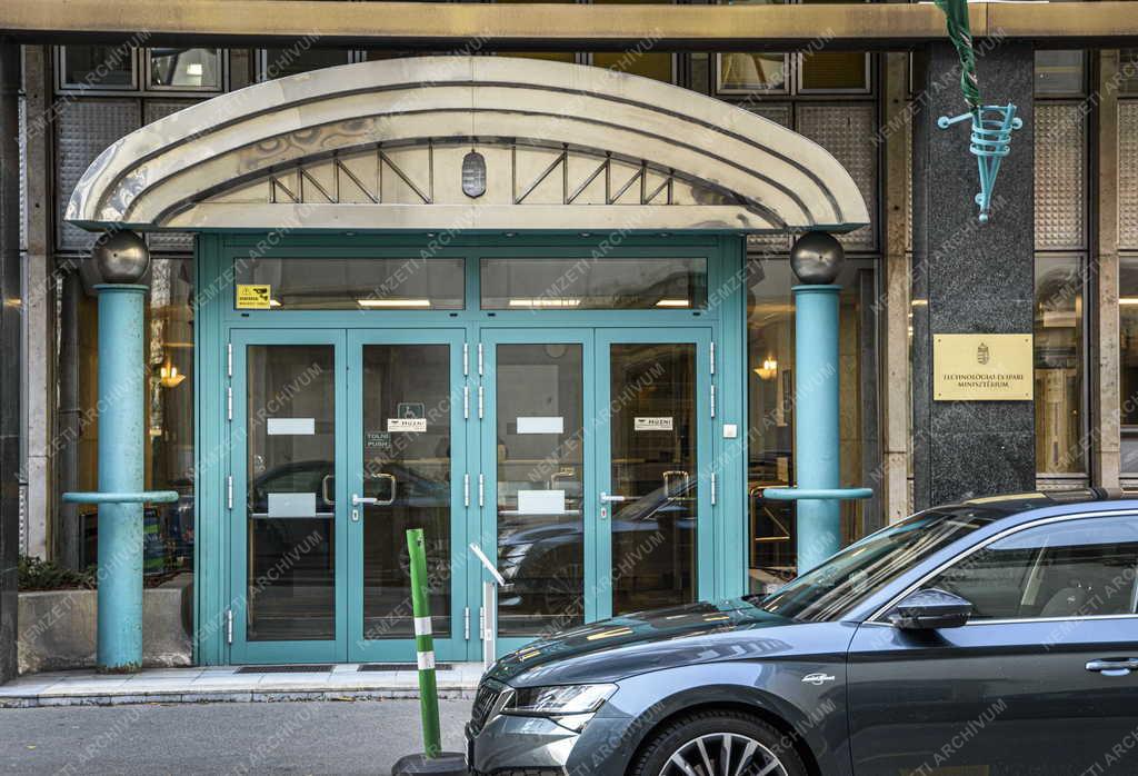 Közigazgatás - Budapest - A korábbi Technológiai és Ipari Minisztérium