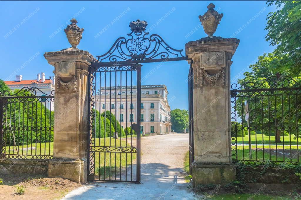 Fertőd - Az Esterházy-kastély kovácsoltvas kapuja 