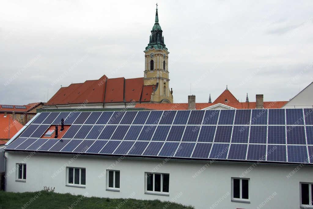 Megújuló energia - Szekszárd - Napelemek egy felújított épületen