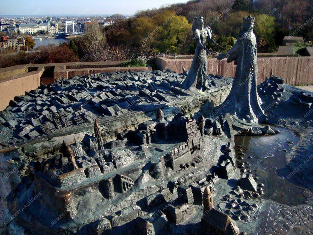 Műalkotás - Budapest - Pest-Buda egyesítése című szobor