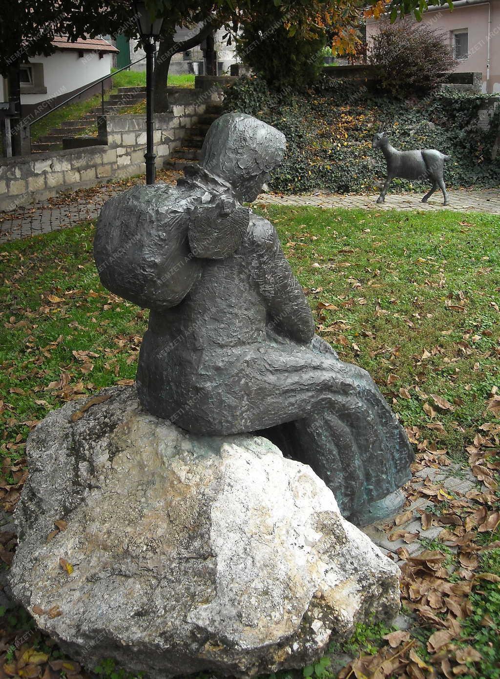 Városkép - Törökbálint - Pihenő asszony kecskével szobor