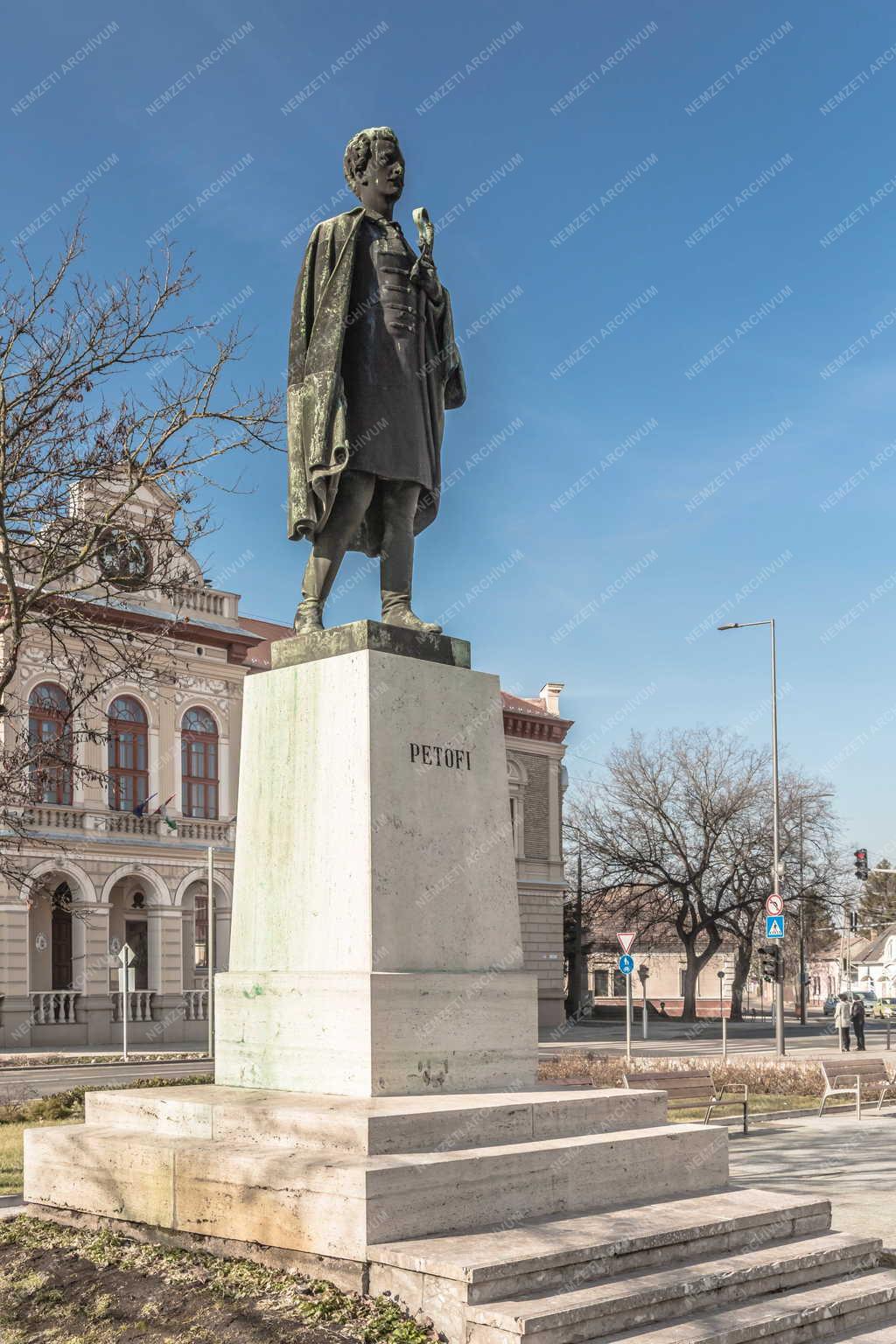 Műalkotás - Kiskőrös - Petőfi-szobor