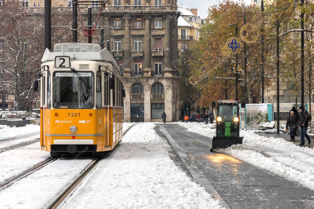 Városkép - Budapest - 2-es villamos a Kossuth Lajos téren 