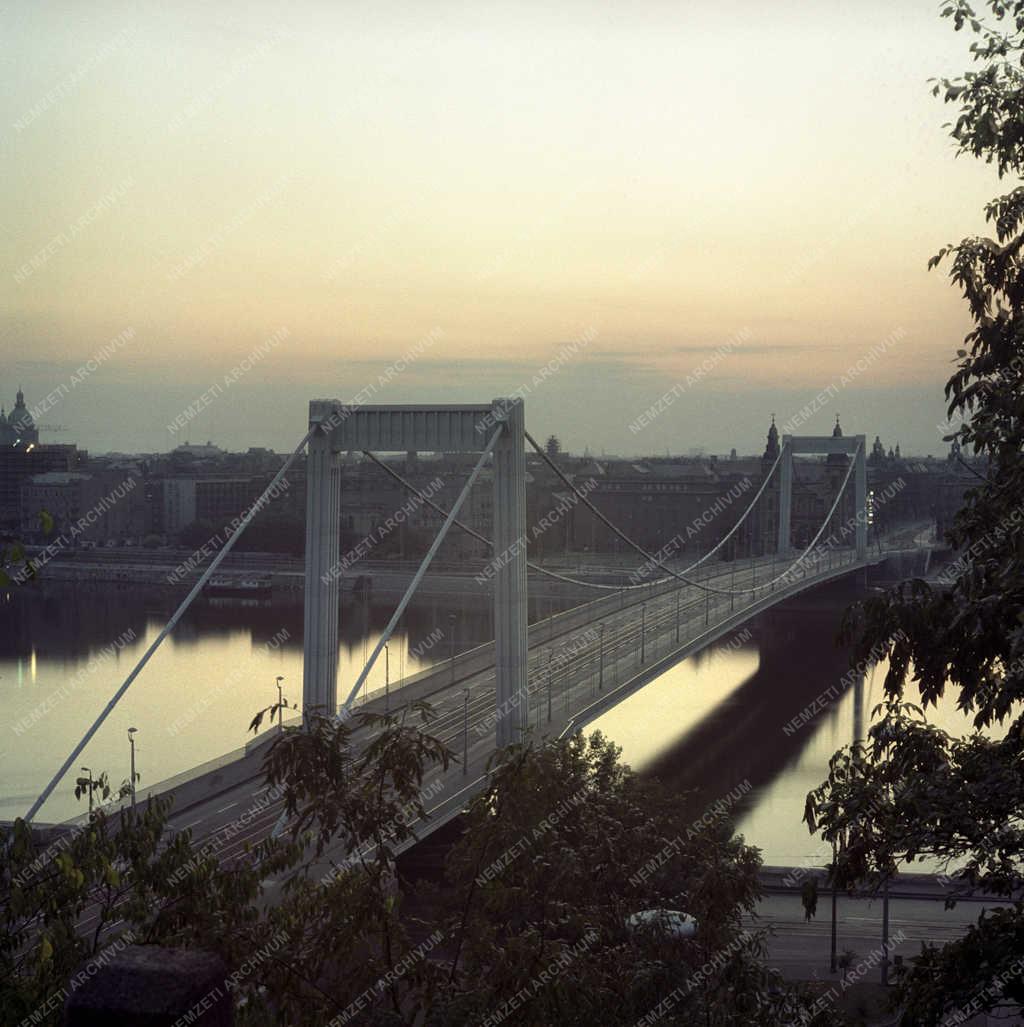 Városkép - Budapest - Erzsébet híd hajnalban