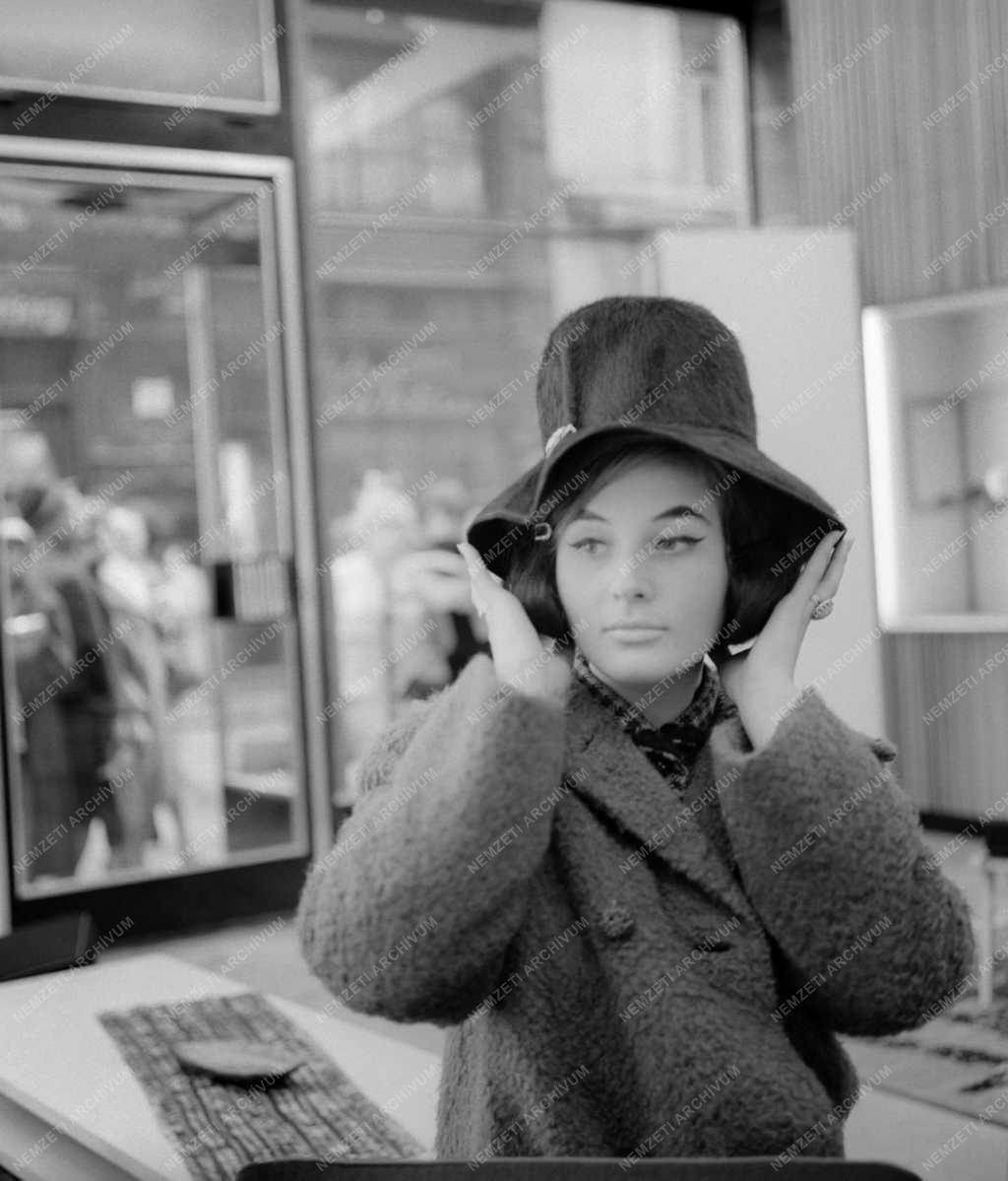 Kereskedelem - Divat - Kalapszalon nyílik a Váci utcában