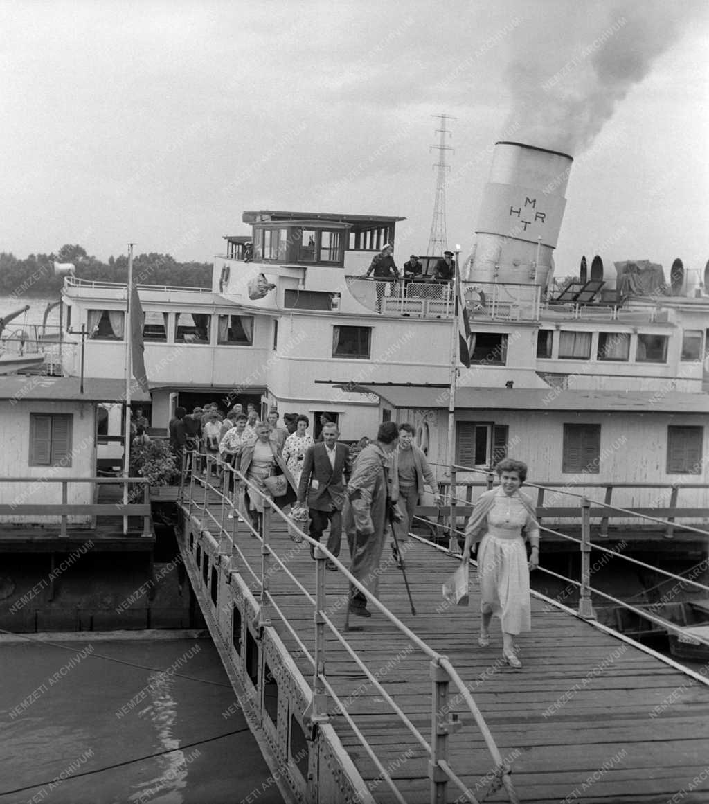Idegenforgalom - Turizmus - SZOT első üdülőhajója Sztálinvárosban