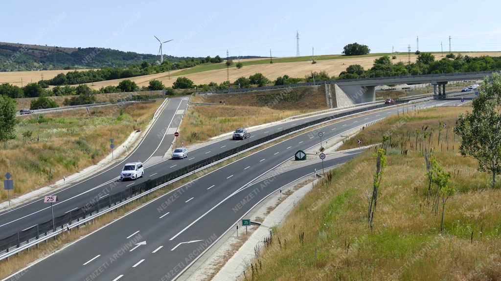 Közlekedés - A 8-as számú főút Várpalotánál