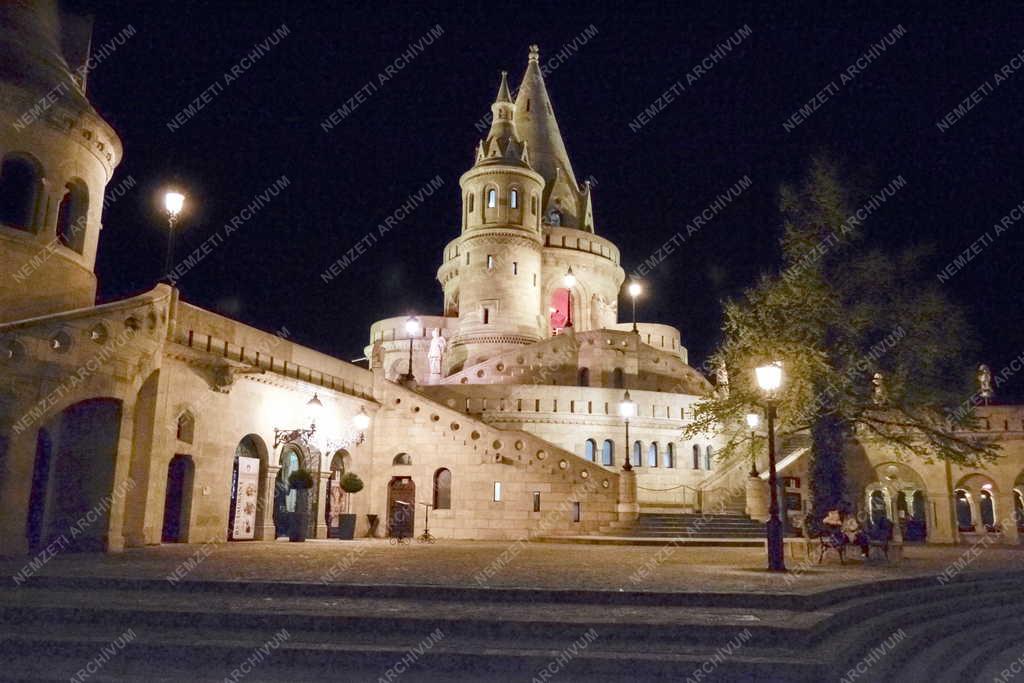 Épület - Budapest - A Halászbástya esti kivilágításban