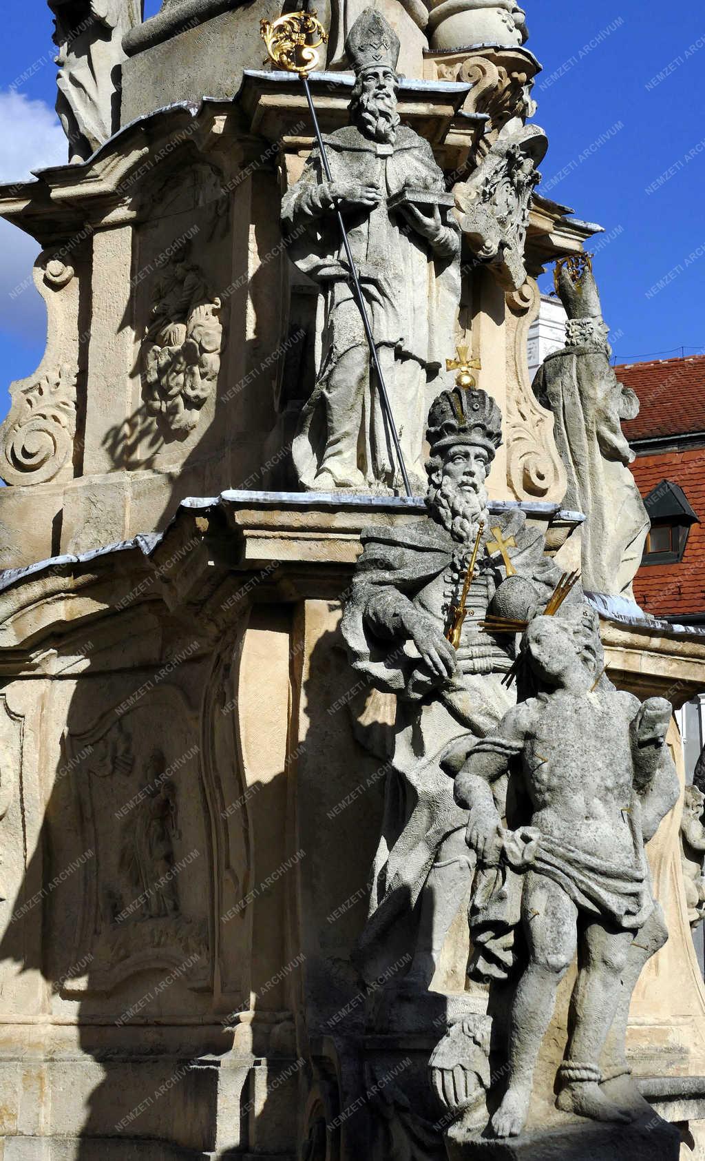 Műemlék - Veszprém - Szentháromság-szobor a várban