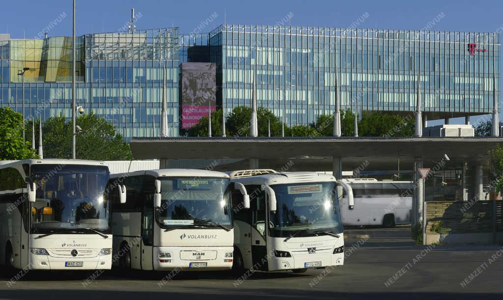 Városkép - Budapest - A népligeti autóbusz-pályaudvar és a T-com székház