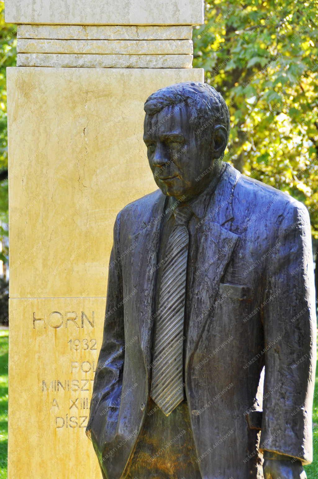 Emlékezés - Budapest - Horn Gyula szobra Angyalföldön