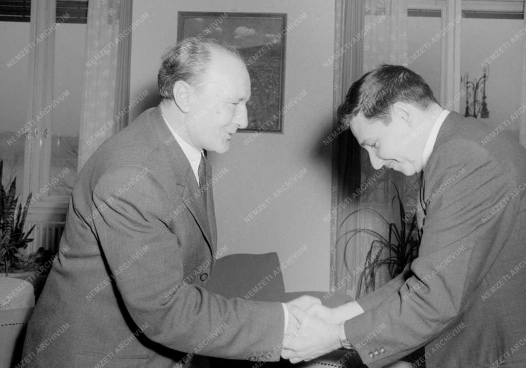 Külkapcsolat - Kádár János fogadja Raúl Castrot 