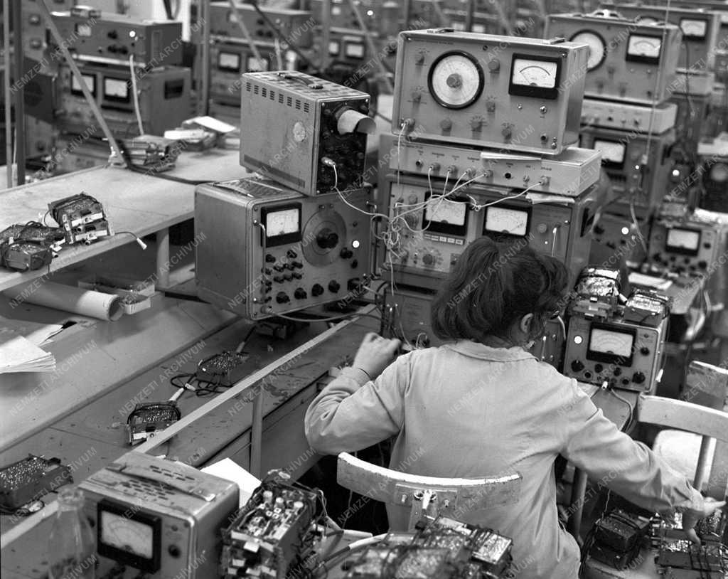 Elektronika – Autórádiógyártás a Videotonnál