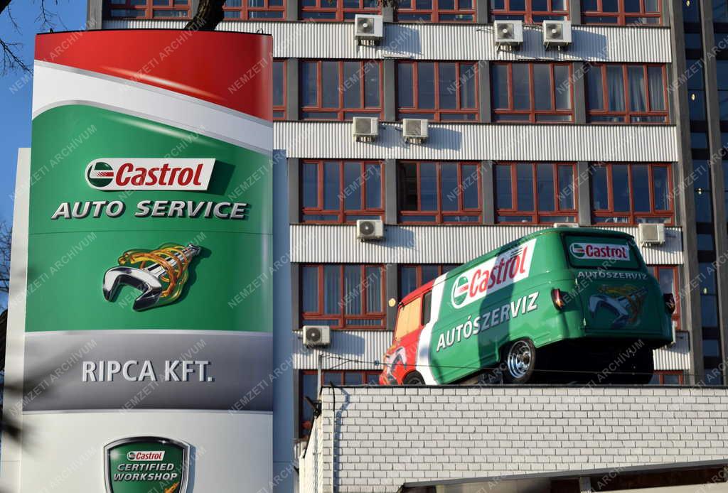Reklám - Castrol motorolajokat reklámoznak egy régi Barkas teherautóval