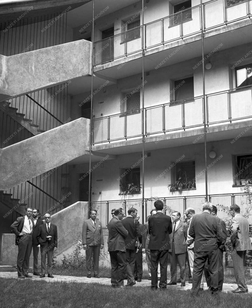 1-26: Svéd építészek hetven tagú csoportja egy hetes tartózkodásra Magyarországra érkezett. Budapesti tartózkodásuk során megtekintették a Várnegyed lakásépítkezését és előadáson vettek részt a Magyar Építőművészek Szövetségében