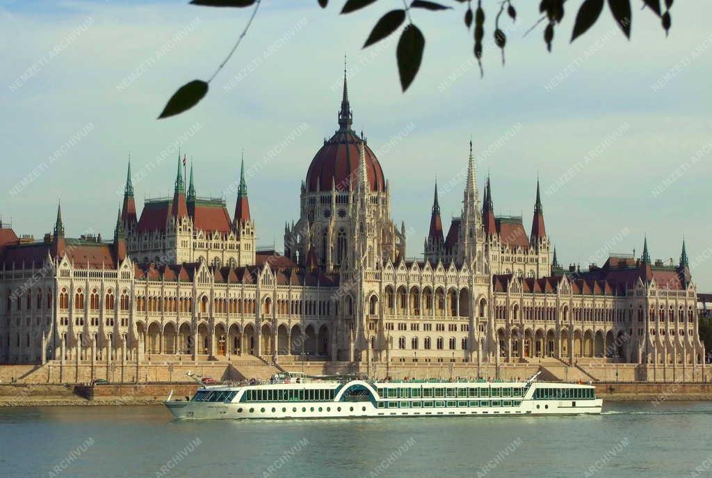 Budapest -  Szállodahajó - Parlament 