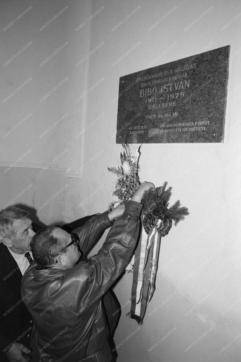 Emlékmű - Bibó István-emléktábla avatása a Korányi Intézetben