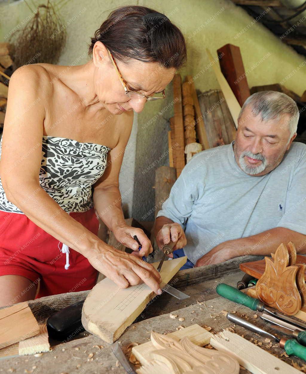 Népművészet -  Zsobok - Gál Potyó István fafaragó tábora