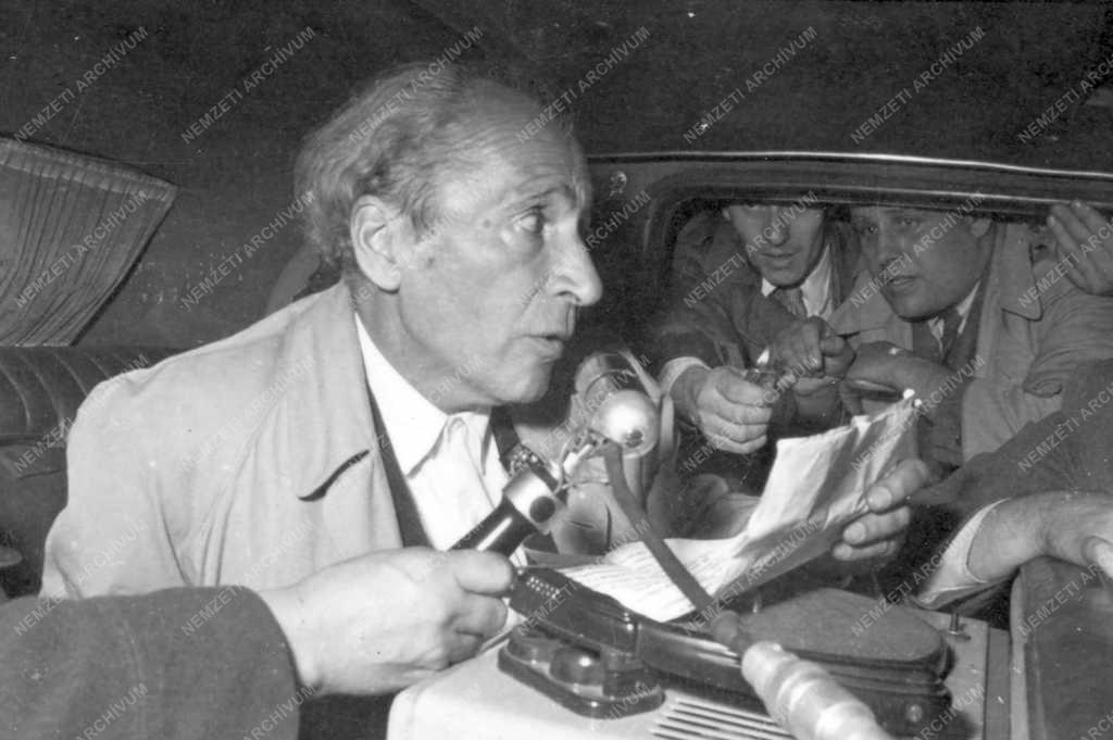 Ötvenhat emléke - Déry Tibor mikrofonba beszél