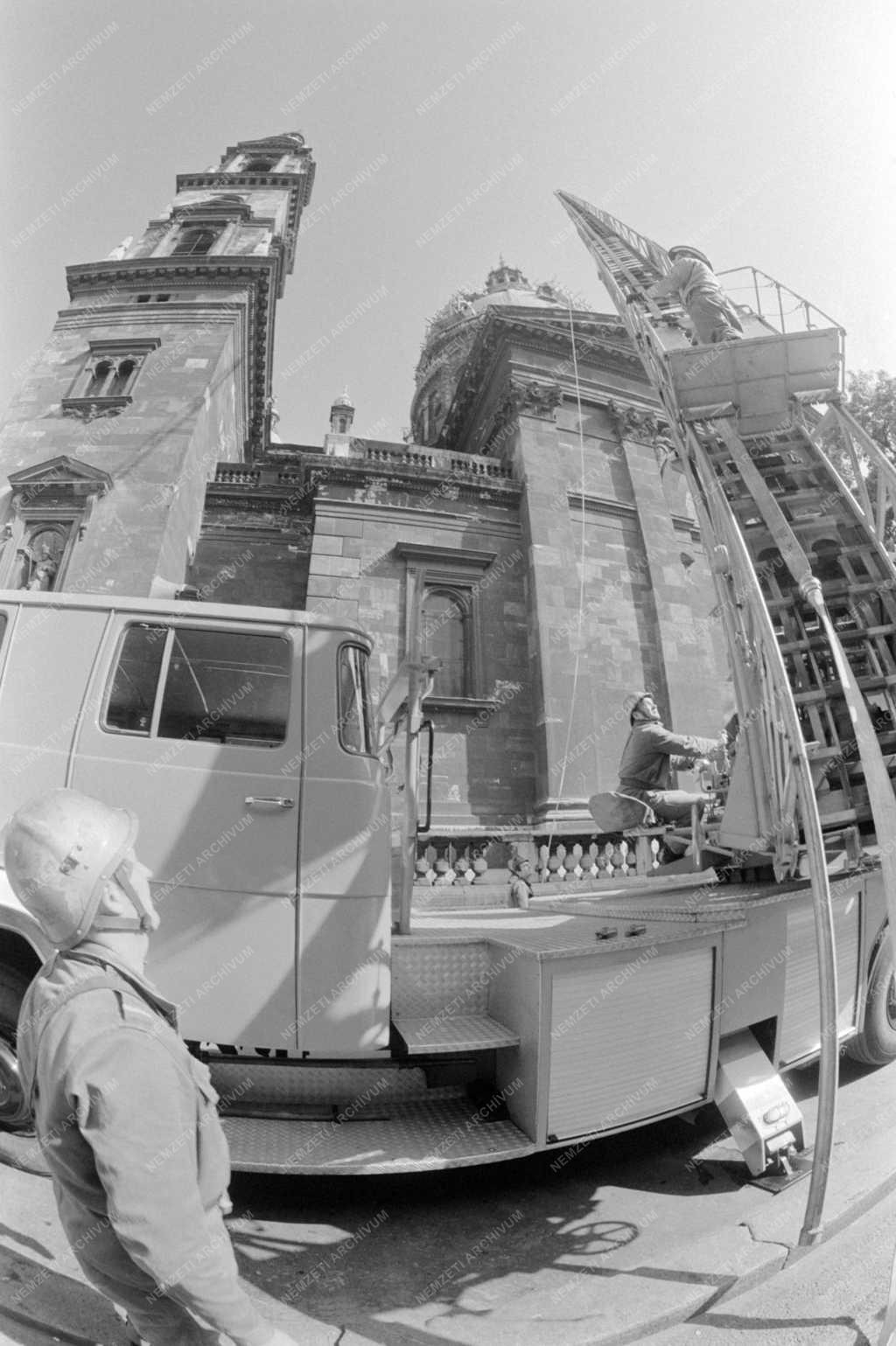 Életkép - Tűzoltási gyakorlat a bazilikánál