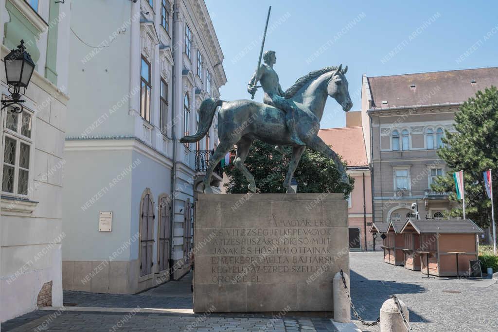 Emlékmű - Székesfehérvár - 10- es huszárok lovasszobra