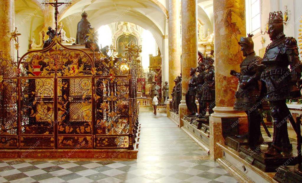 Ausztria - Hofkirche - Síremlék