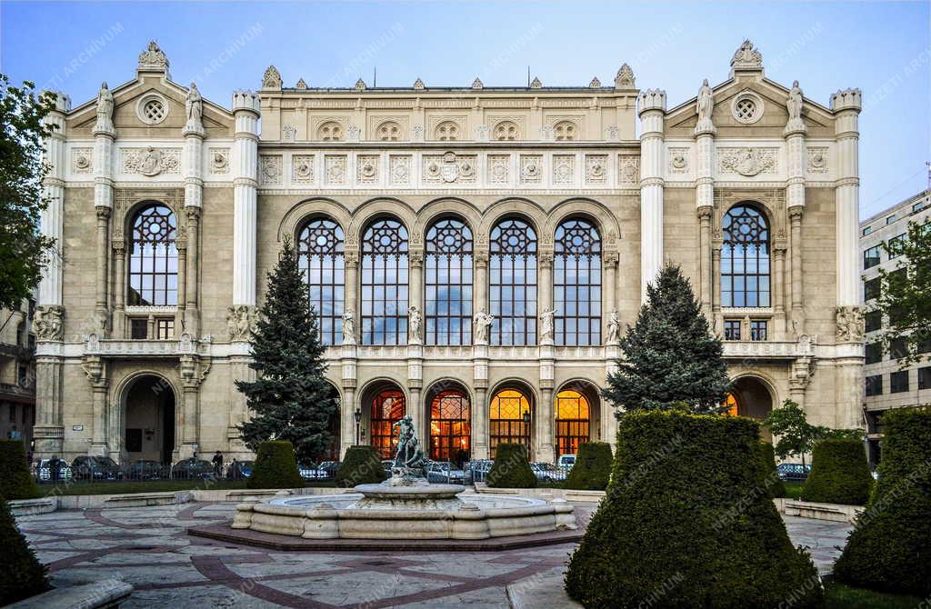 Épület - Budapest - A Vigadó tér a Pesti Vigadóval