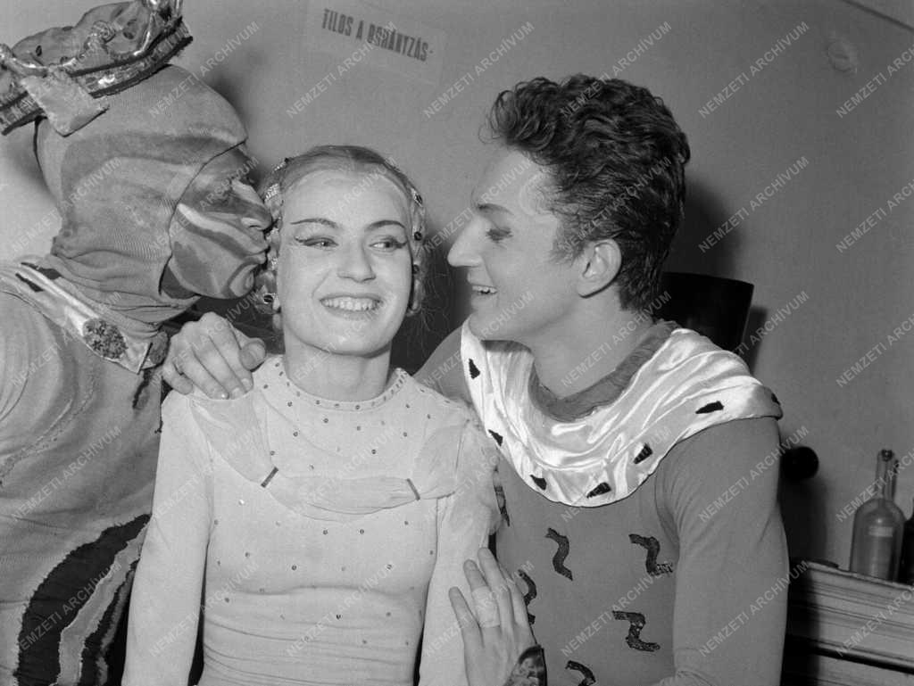 Új, fiatal főszereplők Bartók: „Fából faragott királyfi” c. előadásán a Magyar Állami Operaházban. A hiú királykisasszonyt Kékesi Mária, a királyfi szerepét Dózsa Imre táncolta