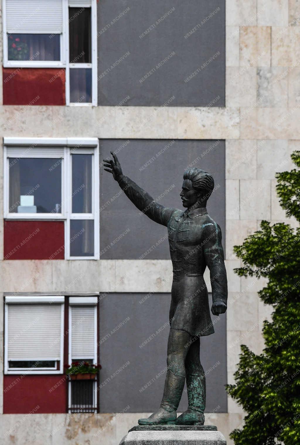 Köztéri szobor - Debrecen - Petőfi 