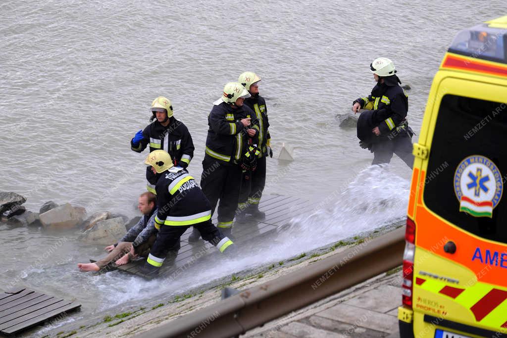 Életkép - Budapest - Téli fürdőző a Dunában