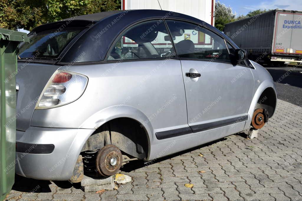 Közlekedés - Megrongált autó az autópálya pihenőjében